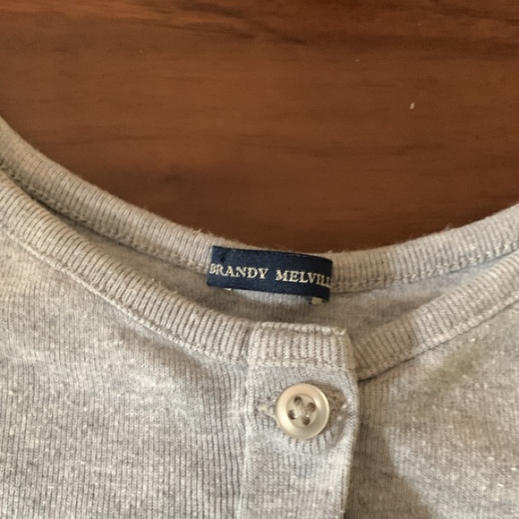 Cropped grey button down long-sleeved tshirt from Brandi Melville - Picture 2 of 3